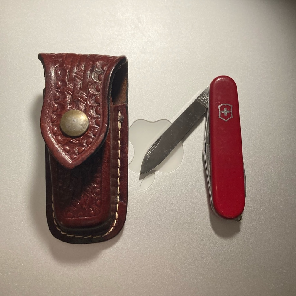 Swiss Army Knife w/ Custom Leather Pouch